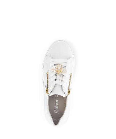 Baskets blanches en cuir avec un bijou fantaisie abeille