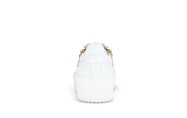 Baskets blanches en cuir avec un bijou fantaisie abeille