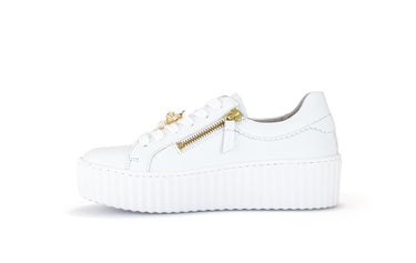 Baskets blanches en cuir avec un bijou fantaisie abeille